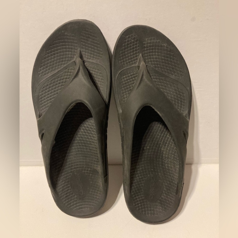 Oofos sandals black Men’s size 11/Women’s size 13/ EU 44